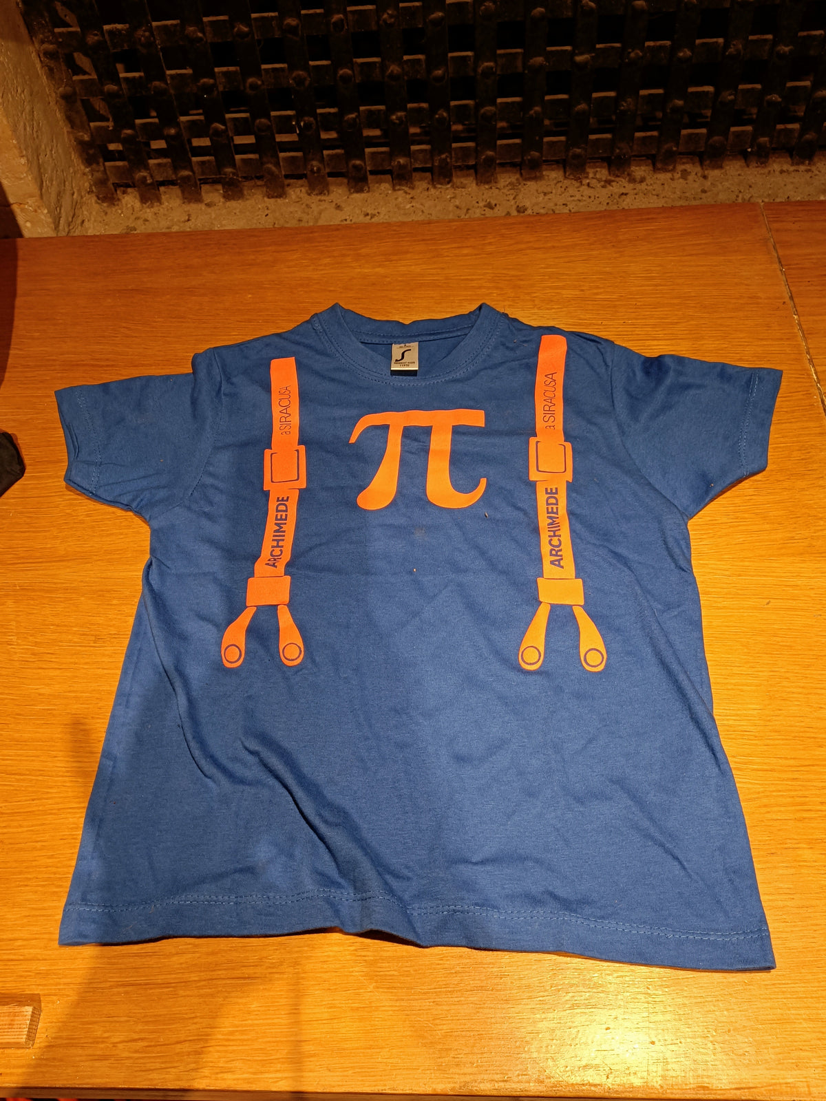 T-shirt Pi greco con stampa bretelle